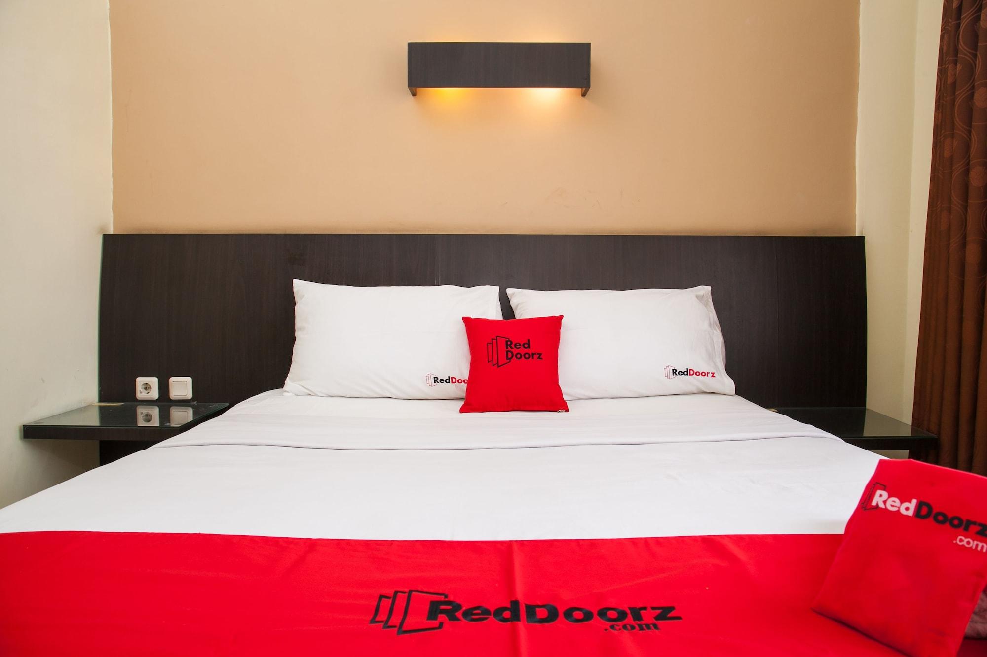 Hotel Reddoorz Near Gubeng Station à Sorabaya Extérieur photo