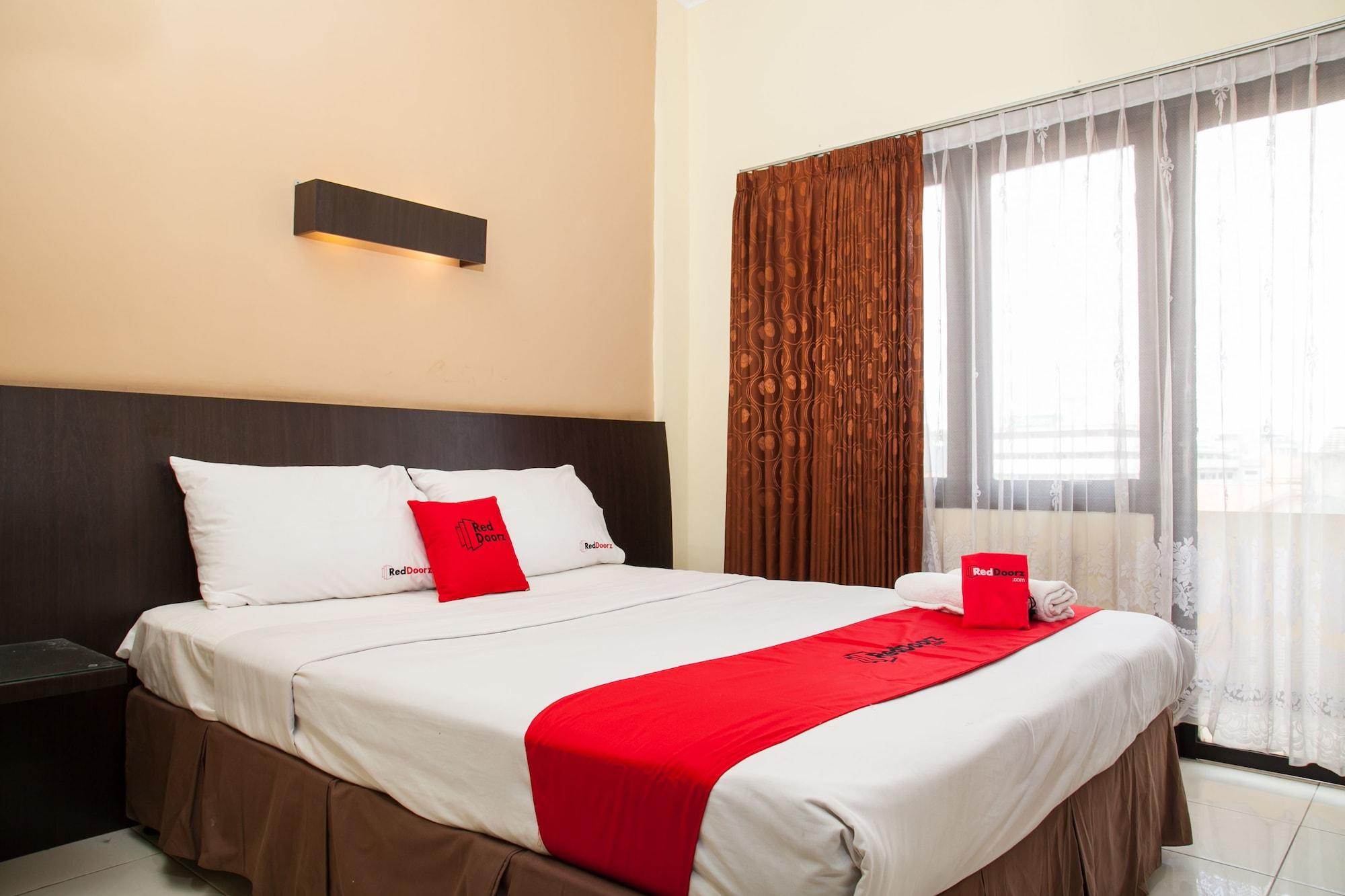Hotel Reddoorz Near Gubeng Station à Sorabaya Extérieur photo