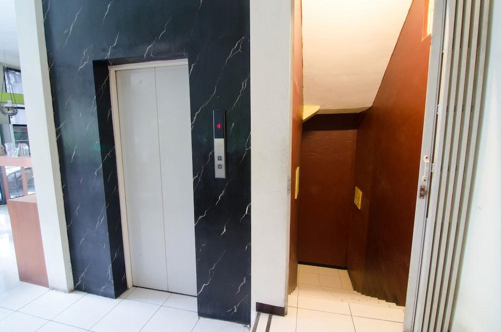 Hotel Reddoorz Near Gubeng Station à Sorabaya Extérieur photo