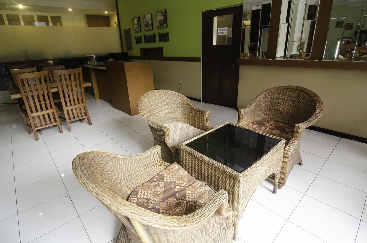 Hotel Reddoorz Near Gubeng Station à Sorabaya Extérieur photo
