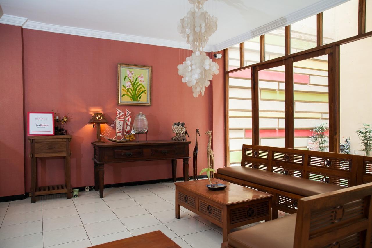 Hotel Reddoorz Near Gubeng Station à Sorabaya Extérieur photo