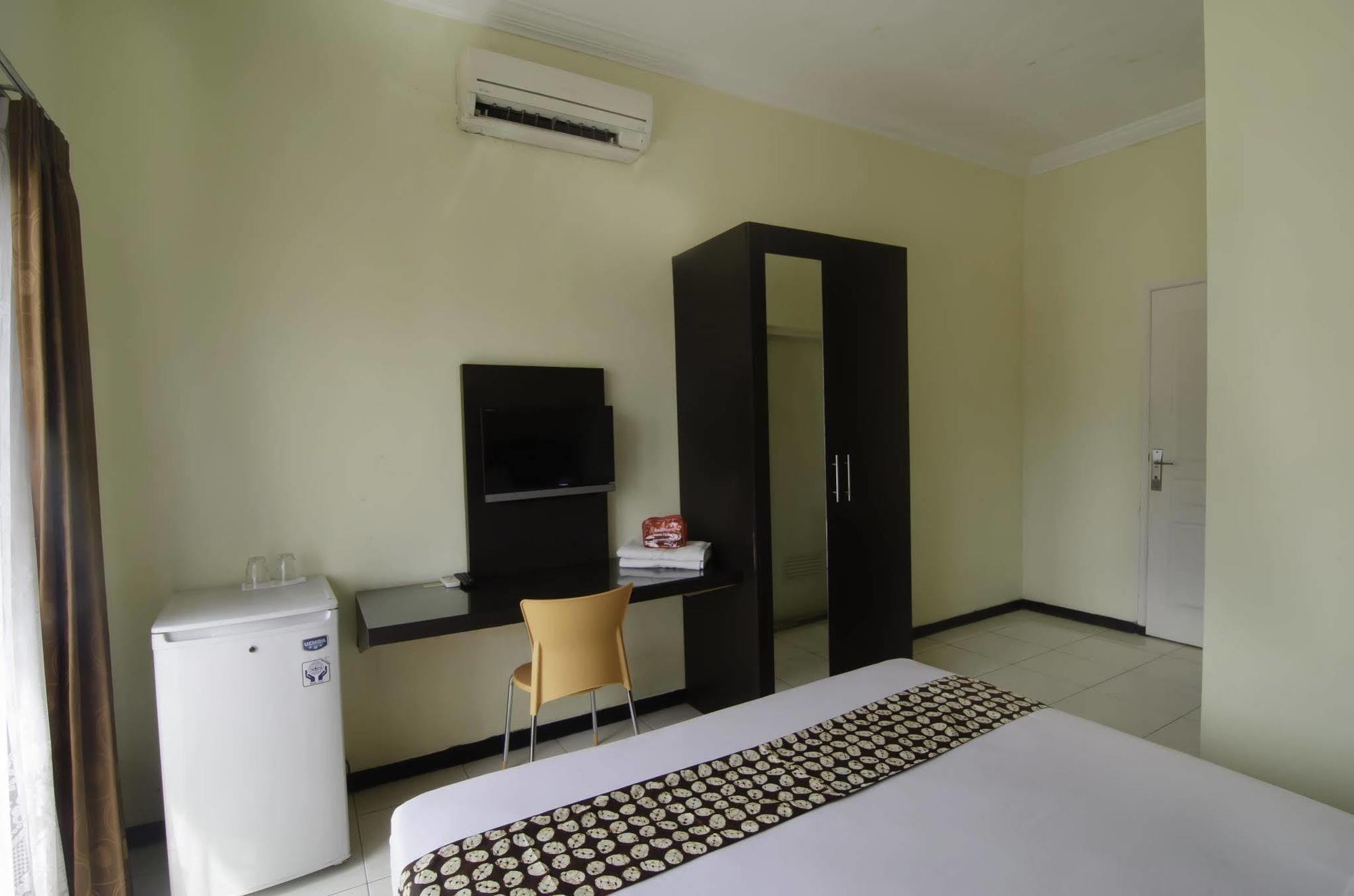 Hotel Reddoorz Near Gubeng Station à Sorabaya Extérieur photo
