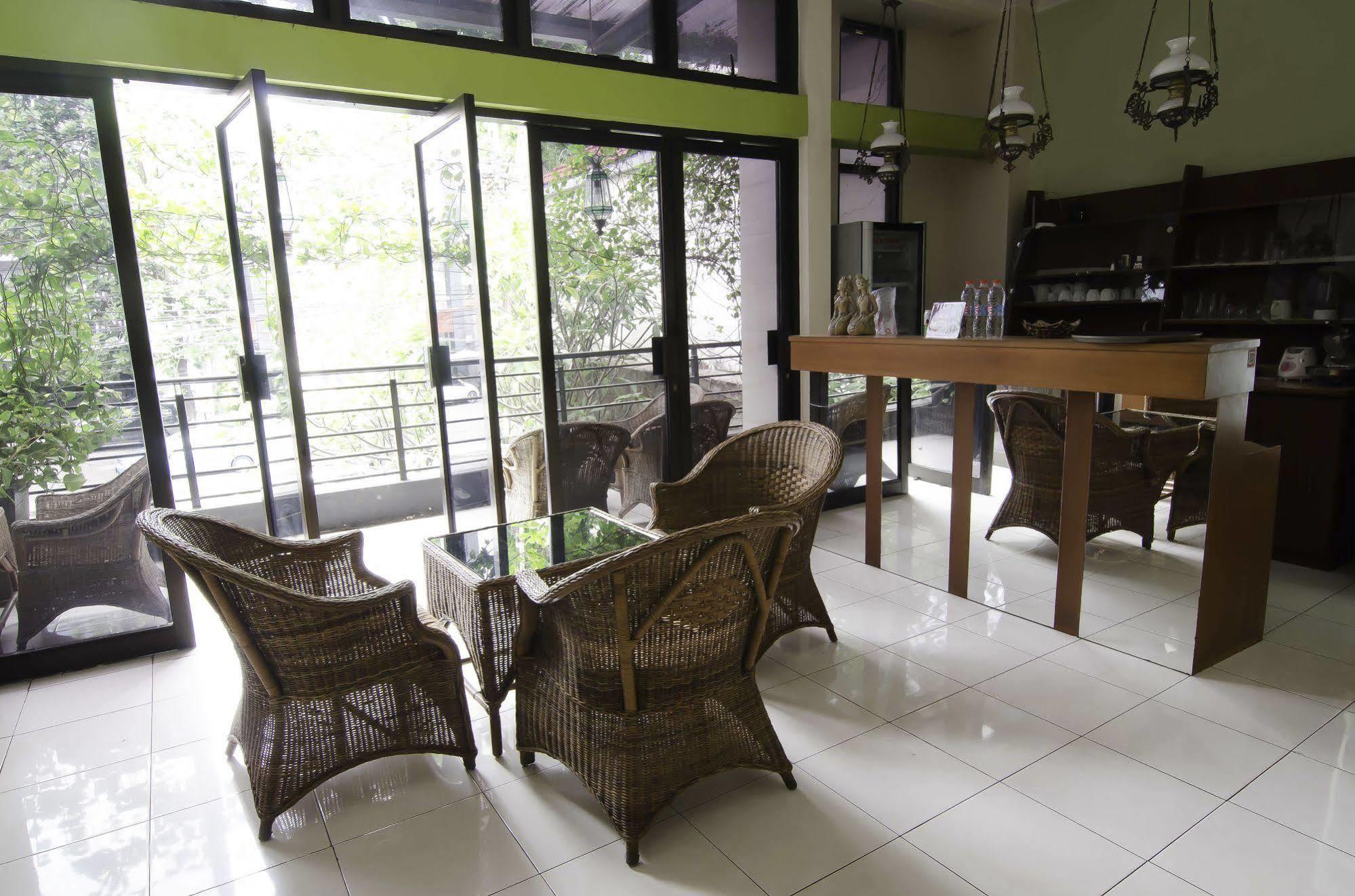 Hotel Reddoorz Near Gubeng Station à Sorabaya Extérieur photo