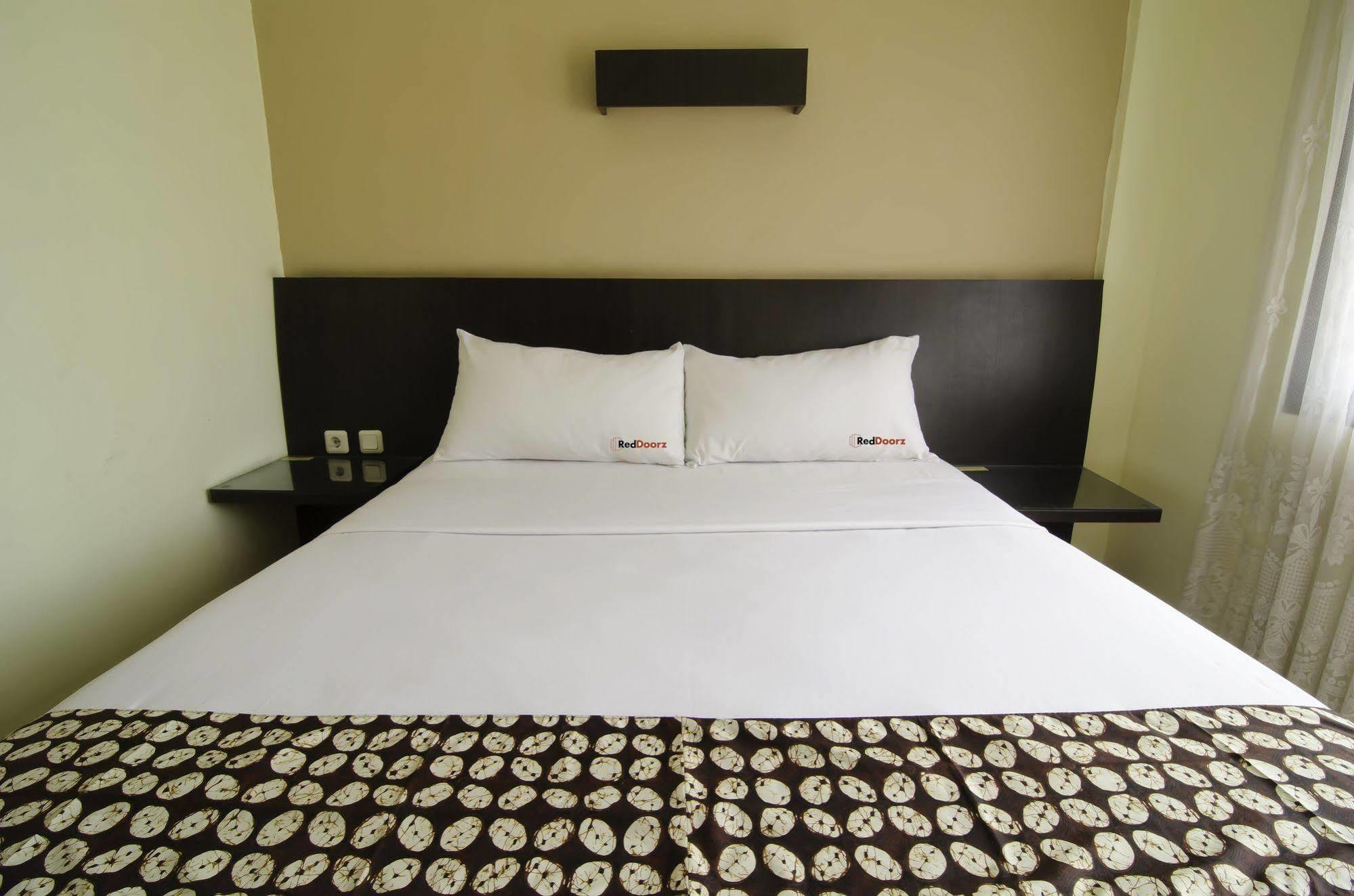 Hotel Reddoorz Near Gubeng Station à Sorabaya Extérieur photo