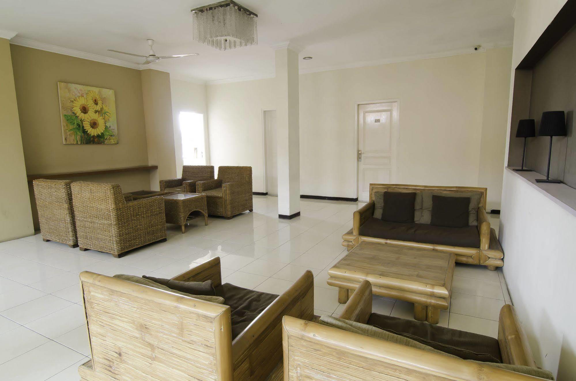 Hotel Reddoorz Near Gubeng Station à Sorabaya Extérieur photo